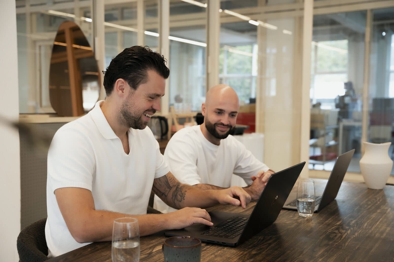 Jaap Meijer en een collega van AI Digitals werken samen aan een klantaccount